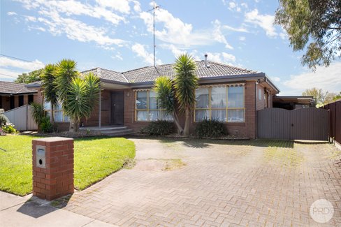 2 Sherwood Street, WENDOUREE VIC 3355