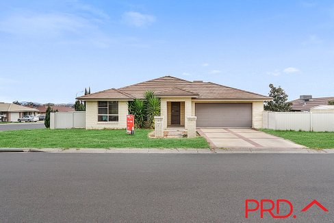 2 Sipple Close, TAMWORTH NSW 2340