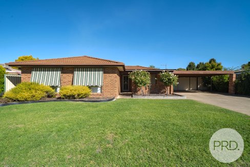 2 Tura Place, GLENFIELD PARK NSW 2650