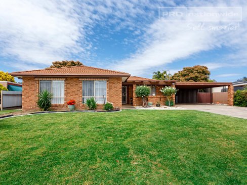 2 Tura Place, GLENFIELD PARK NSW 2650