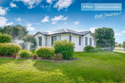 2 Warambee Crescent, GLENFIELD PARK NSW 2650