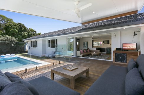 2 Whipbird Court, Burleigh Waters QLD 4220