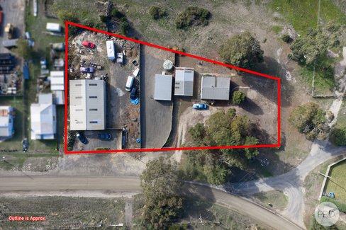 207-209 Elsworth St East, CANADIAN