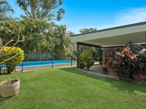 207 Mallawa Drive, PALM BEACH QLD 4221