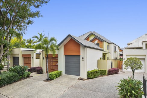 2082/1 The Vistas Drive, CARRARA QLD 4211