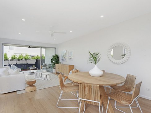 20a Sunshine Parade, MIAMI QLD 4220