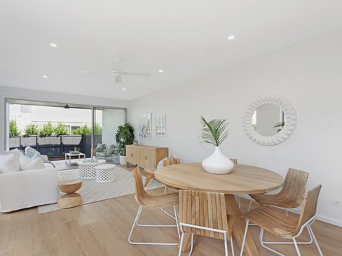 20a Sunshine Parade, MIAMI QLD 4220