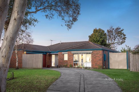 21 Bowen Crescent Burwood East 3151