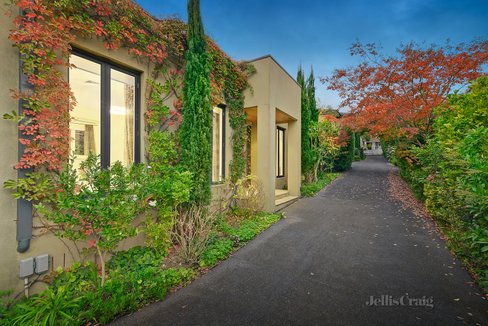 2/1 Elm Street Surrey Hills 3127