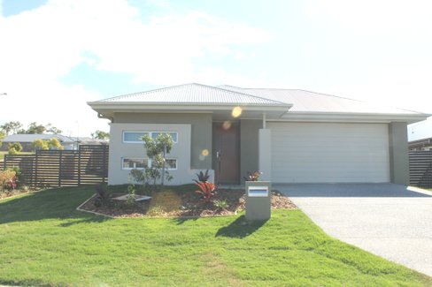 21 Jardine Street, BOYNE ISLAND QLD 4680