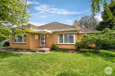 21 Lake Street, WENDOUREE VIC 3355