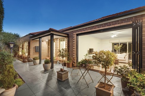 2/1 Rayern Court Bentleigh East 3165