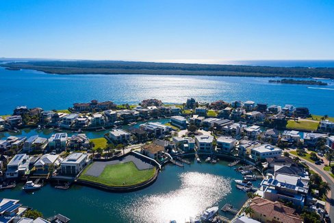 21 Royal Albert Crescent, SOVEREIGN ISLANDS QLD 4216
