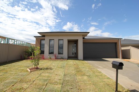 21 Swan Boulevard, Winter Valley VIC 3358