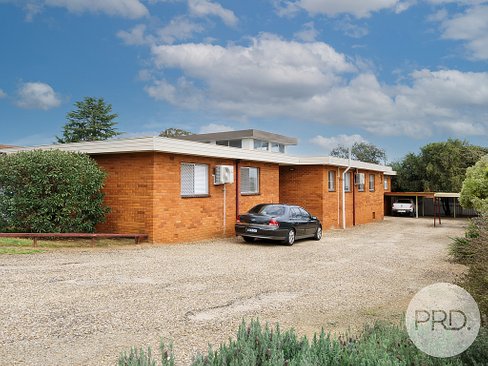 2/10 Joyes Place, TOLLAND NSW 2650