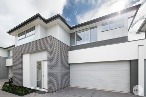 2/105 Forest Street, LAKE WENDOUREE VIC 3350