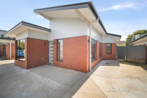 2/11 Walton Street  Wendouree 3355