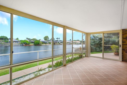 2/12 Edinburgh Court, POTTSVILLE NSW 2489