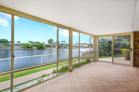 2/12 Edinburgh Court, POTTSVILLE NSW 2489