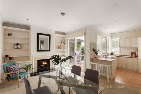 2/12 Garden Road Camberwell 3124