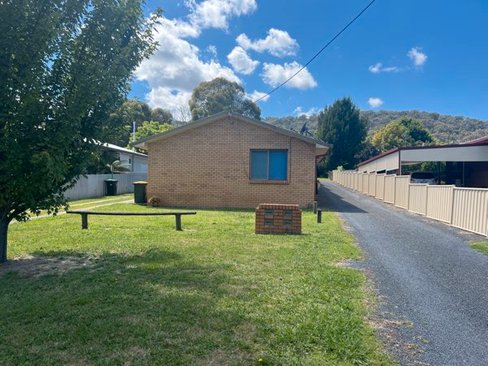 2/12 Gilbert St, TUMBARUMBA NSW 2653