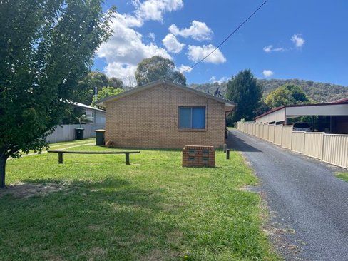 2/12 Gilbert St, TUMBARUMBA NSW 2653
