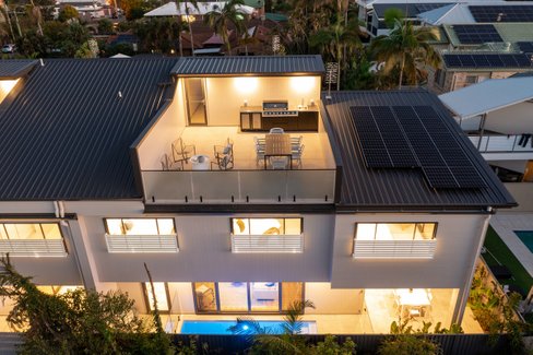 2/124 Sunshine Parade, Miami QLD 4220