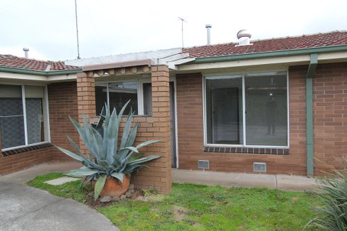 2/13 Aminya Avenue, DELACOMBE VIC 3356