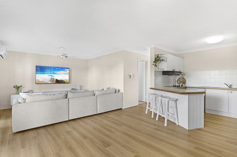 2/13 Christina Court, Mermaid Waters QLD 4218