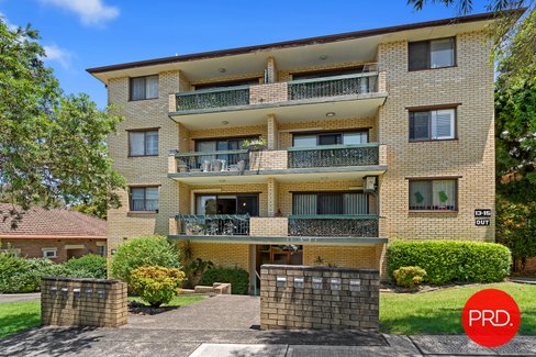 2/13 Winchester Street, CARLTON NSW 2218