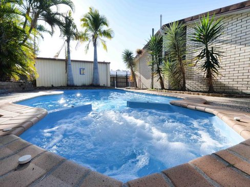 2/15 CARINYA Drive, CLINTON QLD 4680