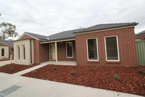 2/16 Alexander Avenue, LAKE WENDOUREE VIC 3350