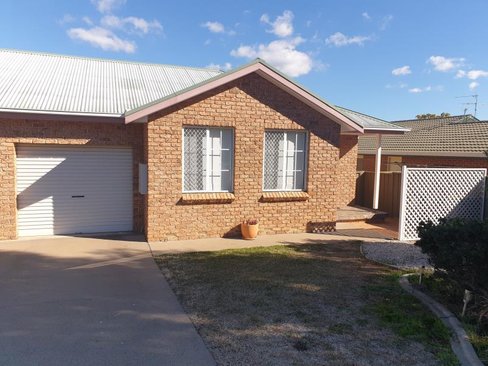 2/17 Charles Coxen Close, TAMWORTH NSW 2340