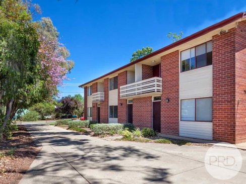 2/17 Cochrane Street, KOORINGAL NSW 2650