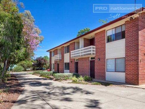 2/17 Cochrane Street, KOORINGAL NSW 2650