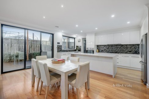 2 18 Panorama Drive Forest Hill 3131