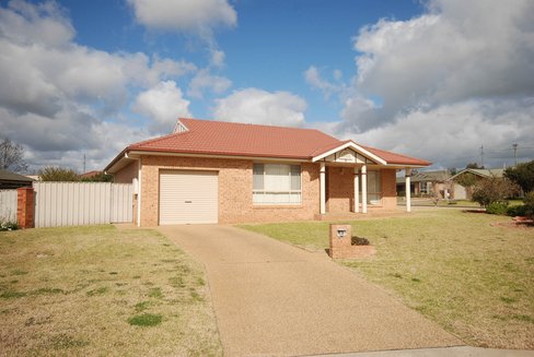 2/18 Wonkana Road, GLENFIELD PARK NSW 2650