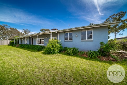 22 Bradman Drive, BOOROOMA NSW 2650