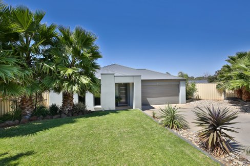 22 Casuarina Way, BURONGA NSW 2739