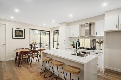 2/2 Howell Drive Mount Waverley 3149