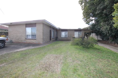 2/2 Warratta Avenue, DELACOMBE VIC 3356