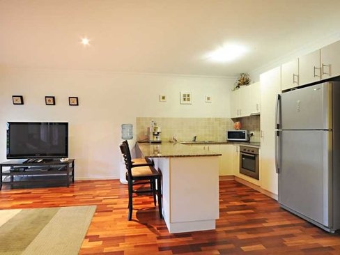 2/21 Shute Harbour Road, CANNONVALE QLD 4802