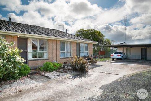 2/22 Marie Crescent, WENDOUREE VIC 3355