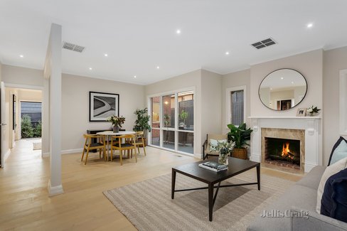 2/242 Union Road Surrey Hills 3127