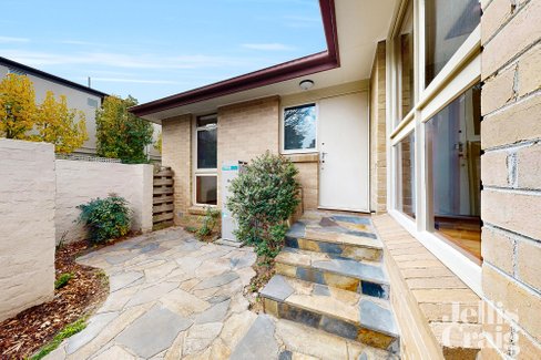 2/25 Barnsbury Road Deepdene 3103