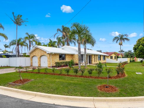 227 Mallawa Drive, PALM BEACH QLD 4221