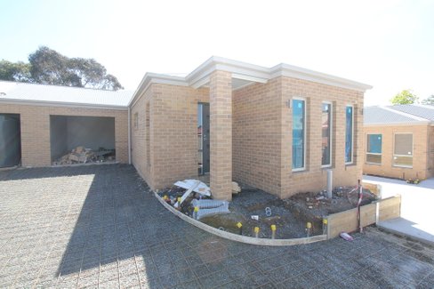 2/27 Water Street, BROWN HILL VIC 3350