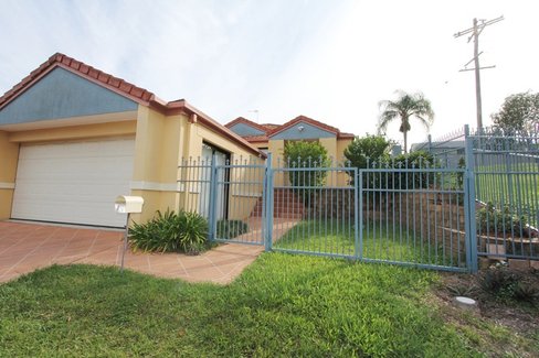 2/281 Cotlew Street West, ASHMORE QLD 4214