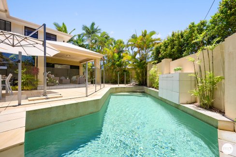 2/3 Harcourt Crescent, SOUTHPORT QLD 4215