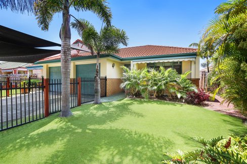 2/33 Brown Street, LABRADOR QLD 4215